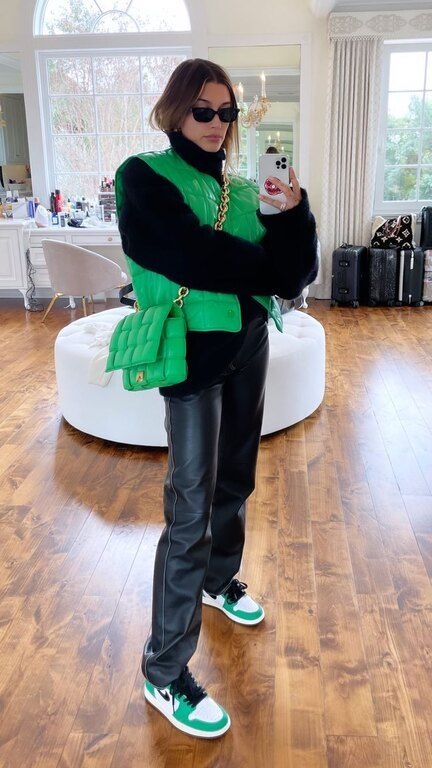 Η Hailey Bieber χρειάστηκε μόνο 5 items για να κάνει το τέλειο winter outfit