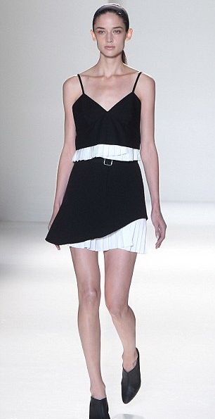 Celebrity από κούνια: Η Harper Beckham στο fashion show της μαμάς δίπλα στην Anna Wintour