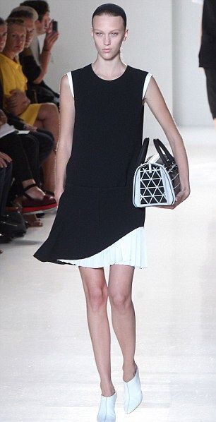 Celebrity από κούνια: Η Harper Beckham στο fashion show της μαμάς δίπλα στην Anna Wintour