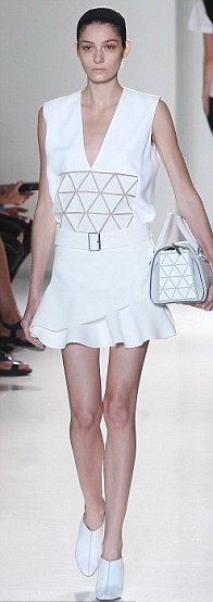 Celebrity από κούνια: Η Harper Beckham στο fashion show της μαμάς δίπλα στην Anna Wintour