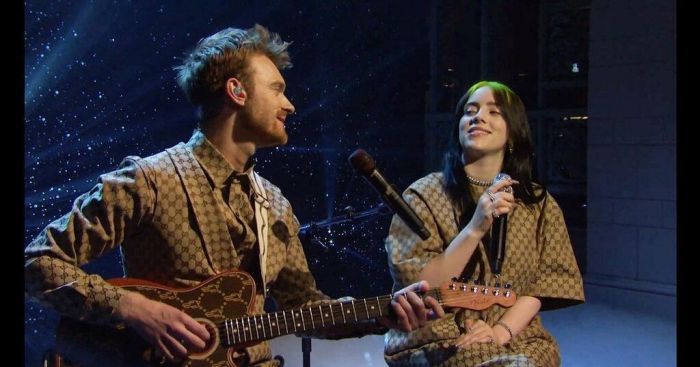 Τα δύο αδέλφια με ασορτί Gucci looks στο SNL το 2019.