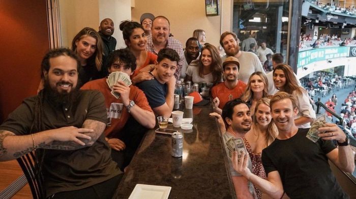 Ο Nick Jonas γιόρτασε τα γενέθλιά του κάπως έτσι αλλά η αλλαγή στο look του μας «χάλασε» πολύ