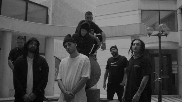 Οι Above the Hood είναι πιο πολύ οικογένεια παρά ένα απλό μουσικό γκρουπ με κοινό όραμα αγάπη και πάθος για τη μουσική.