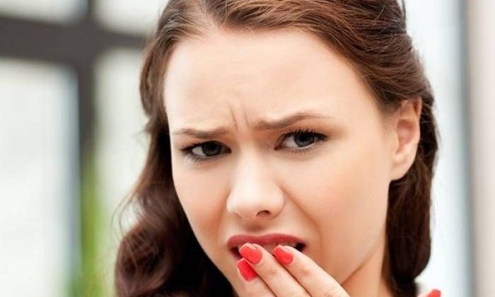 Πικρή γεύση στο στόμα: Τι κρύβει για την υγεία