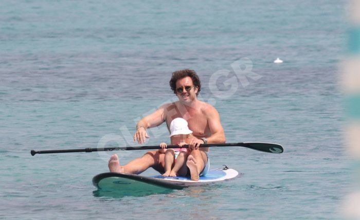 Η κόρη της Βίκυς Καγιά κάνει θαλάσσια σπορ μαζί με τον μπαμπά της 