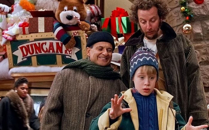 Macaulay-Culkin-Joe-Pesci-and-Daniel-Stern-Home-Alone-2.jpg