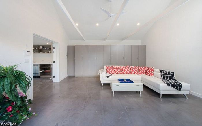 Δεν φαντάζεσαι πόσα χρήματα έβγαλε η Rihanna από την πώληση του σπιτιού της