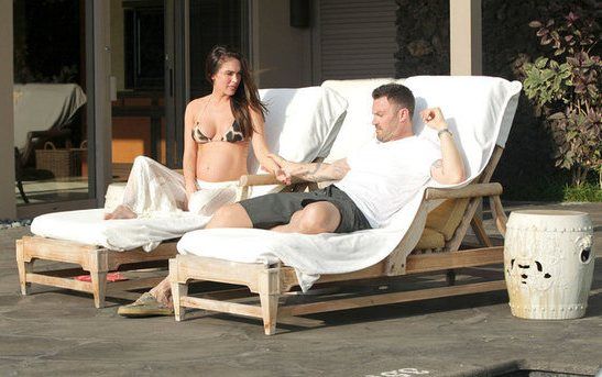 Megan Fox: Έγκυος, άβαφη, με μαγιό!