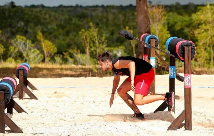 Μίλησε επίσης και για την πρωτόγνωρη εμπειρία του με το να βλέπει τα Μέσα να αναπαράγουν θέματα εκτός της δουλειάς του. 