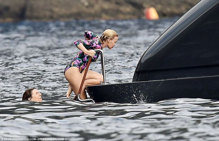 Eίναι 48 ετών και έχει κορμάρα: Η Κylie Minogue με μαγιό είναι κάτι παραπάνω από εντυπωσιακή