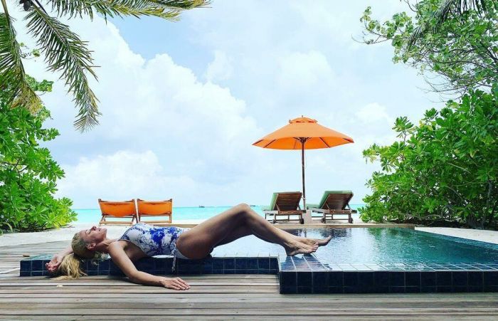 Η Ζέτα Μακρυπούλια ποζάρει με ολόσωμο μαγιό δίπλα στην πισίνα και η φωτογραφία «κόβει» ανάσες