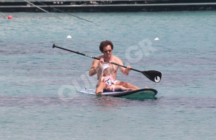 Η κόρη της Βίκυς Καγιά κάνει θαλάσσια σπορ μαζί με τον μπαμπά της 