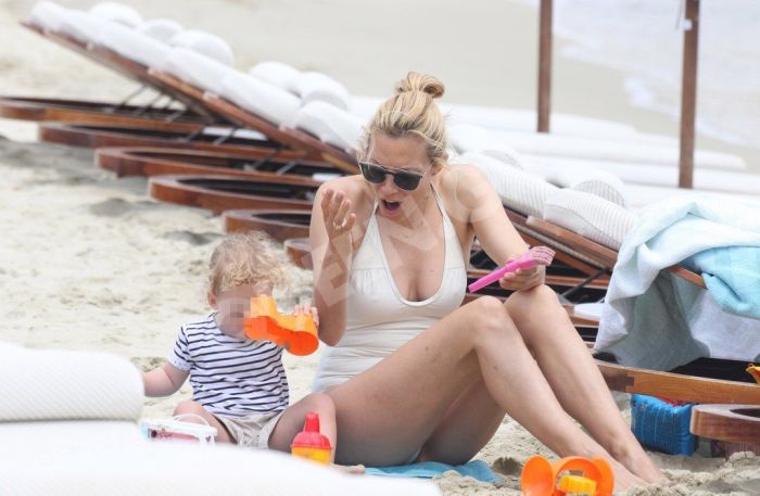 Η κόρη της Βίκυς Καγιά κάνει θαλάσσια σπορ μαζί με τον μπαμπά της 