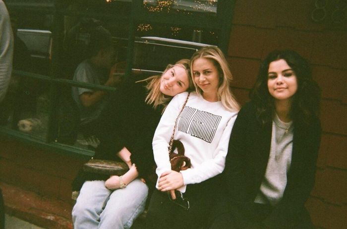 Φυσικά, η Selena έβγαλε και φωτογραφίες με τις φίλες της. Και όπως βλέπεις τα κορίτσια απόλαυσαν την εκδρομή τους.