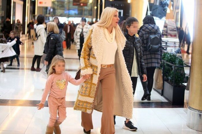 H Eλένη Μενεγάκη πιο κομψή από ποτέ, για ψώνια με τη Βαλέρια και την Μαρίνα