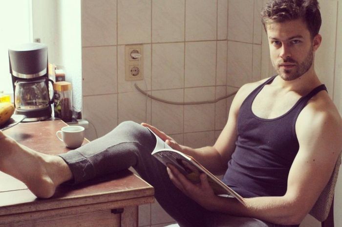 Joel Cederberg: Ανακρίνουμε τον κούκλο πρωταγωνιστή της ταινίας «Περιμένοντας τη Νονά»