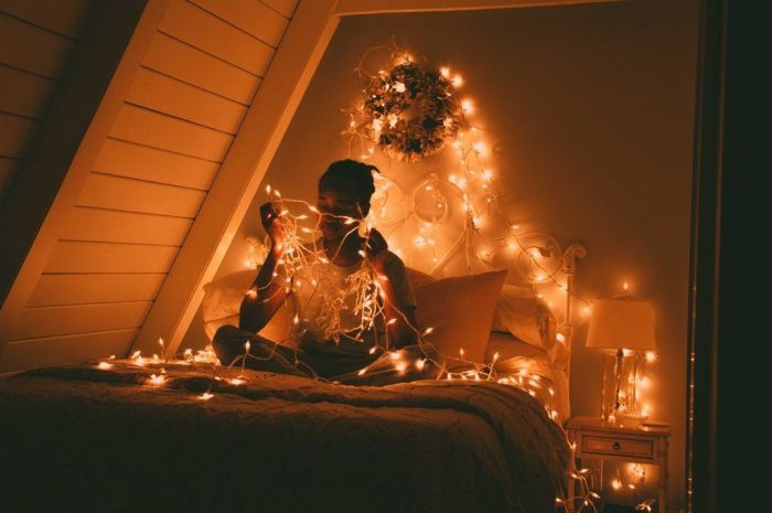 Ποιος σου είπε ότι τα led φωτάκια είναι μόνο για τα Χριστούγεννα; Προσωπικά, τα υπερλατρεύω. Διάλεξε μια γωνιά του δωματίου σου, κρέμασε τα και έτσι θα φωτίσεις με έναν διαφορετικό και παιχνιδιάρικο τρόπο το δωμάτιο σου.