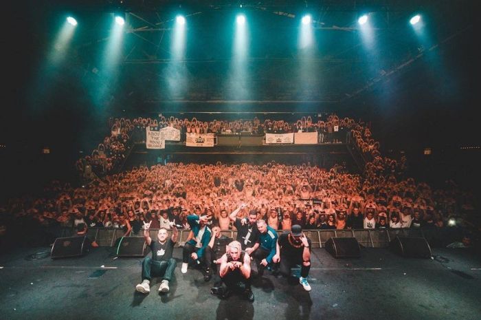 Oι Above the Hood  ξεσηκώνουν το κοινό στην Sold Out συναυλία τους στον Πειραιά. Το κοινό τους αγαπά και τους ακολουθεί σε κάθε τους εμφάνιση  