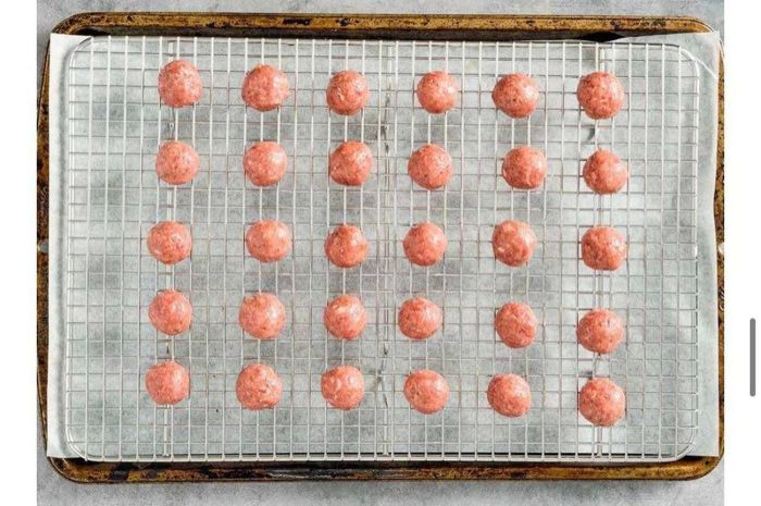 Πλάθεις περίπου 30 κεφτεδάκια.