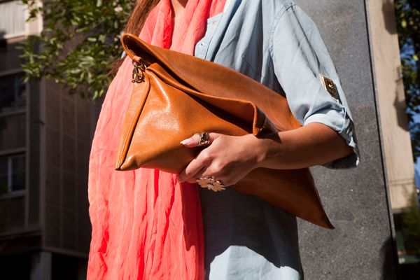 Ένα λιτό streetstyle με ενδιαφέρουσες παρεμβάσεις