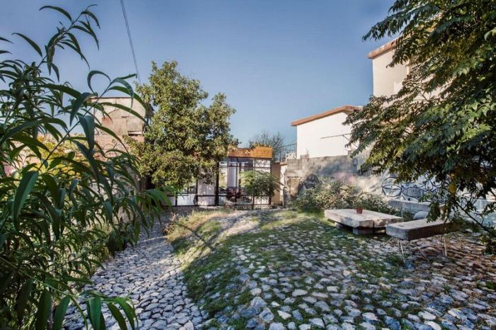 Ένα εγκαταλελειμένο αγρόκτημα στην άκρη μιας πόλης γίνεται σπίτι!