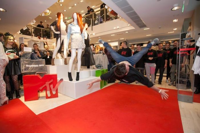 H&M: Μόδα, μουσική και χορός στο Κολωνάκι