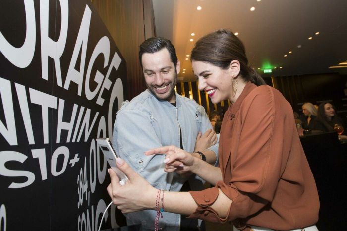 Οι φίλοι της Samsung, Σουζάνα Κεγγίτση, beauty blogger και Κώστας Σπάθης, αρχιτέκτονας και instagrammer, δοκιμάζουν τις καινοτόμες λειτουργίες της κάμερας του premium Galaxy S10+.