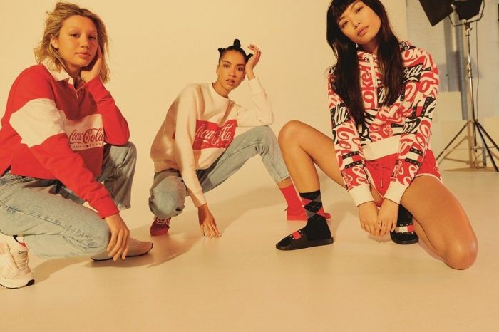 Ο Tommy Hilfiger λανσάρει την Capsule συλλογή Tommy Jeans Coca Cola