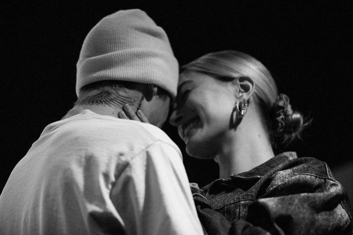 Η πηγή είπε στο Μέσο: «Έχουν μιλήσει σχετικά με την πιθανότητα να κάνουν τον γάμο τους (τον θρησκευτικό) κοντά στην επέτειο του ενός χρόνου από τον γάμο τους (του πολιτικού) μέσα στον Σεπτέμβρη»