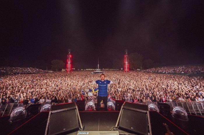 Στο τέλος της συναυλίας τους ευχαρίστησε όλους και μίλησε για το τελευταίο τραγούδι που ερμήνευσε λέγοντας πως το είχε γράψει όταν ήταν 15 χρόνων.