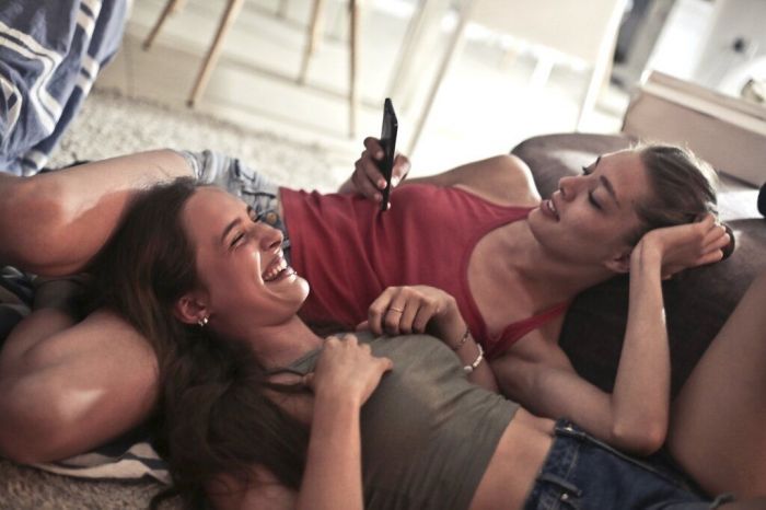 Άκουσέ τη. Μερικές φορές αυτό που χρειάζεται ένας άνθρωπος για να κατευνάσει τη στενοχώρια του είναι κάποιον που μπορεί να ακούσει το πρόβλημά του. Οπότε, κάτσε σιωπηλή, άκου τι συμβαίνει και δώσε τη χαρά στη φίλη σου να μη νιώθει ότι είναι μόνη.