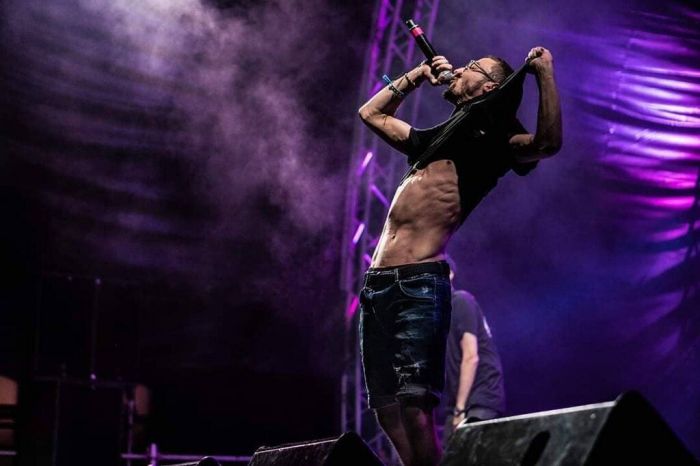 «Εγώ που ζούσα στο περιθώριο χρόνια που επιζούσα με δανεικά μακαρόνια που μόνο το κακό του κόσμου σας φοβόμουνα, είχα γίνει όλα αυτά που ΣΙΧΑΙΝΟΜΟΥΝΑ».