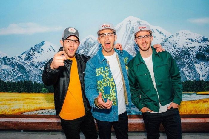  «Η Mariah Carey έδωσε το πράσινο φως στον κόσμο. Έτσι η εορταστική περίοδος έχει ξεκινήσει!».