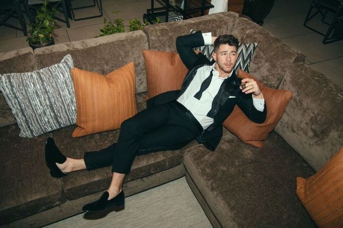 Ο Nick Jonas φίλησε πρώτη φορά την Miley Cyrus και αυτό έγινε έξω από μια πιτσαρία στο Hollywood. Η λεπτομέρεια που δίνει είναι ότι μόλις είχε φάει pizza γεμάτη με κρεμμύδια και πολύ πιθανόν η ανάσα του να μην ήταν και τόσο ευχάριστη.