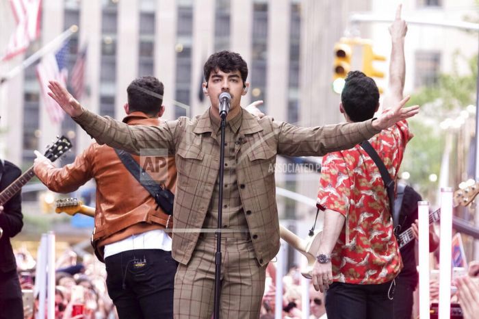 Τον Joe Jonas (Forever and Always, Better Than Revenge, Holy Ground)...