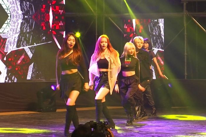 Oι λήψεις που κυκλοφόρησαν στο Twitter και το Telegram δείχνουν τη σταρ των Blackpink να δειπνεί με τον V, από το άλλο πασίγνωστο K-pop συγκρότημα BTS.