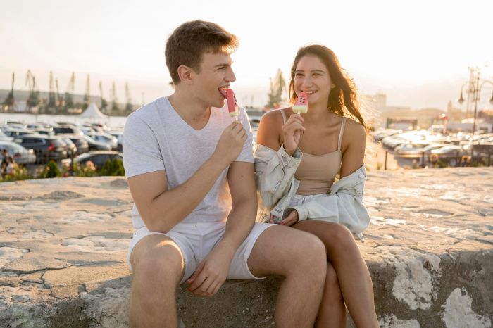 cute-couple-eating-popsicles-outdoors-sunset.jpg