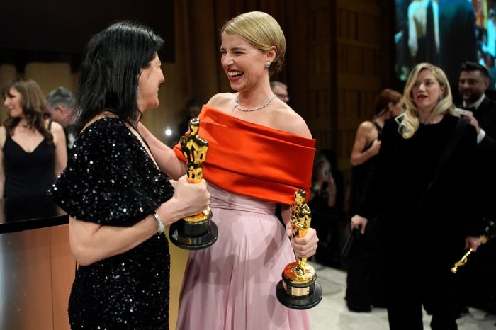 Cassandra Kulukundis,Jessie Buckley