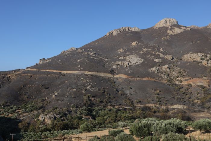 ΟΔΟΙΠΟΡΙΚΟ ΣΤΑ ΚΑΜΕΝΑ  ΤΗΣ ΠΥΡΚΑΓΙΑΣ ΣΤΟ ΡΕΘΥΜΝΟ<br><br>ΦΩΤΟΓΡΑΦΟΣ: ΚΩΣΤΑ ΜΕΤΑΞΑΚΗΣ