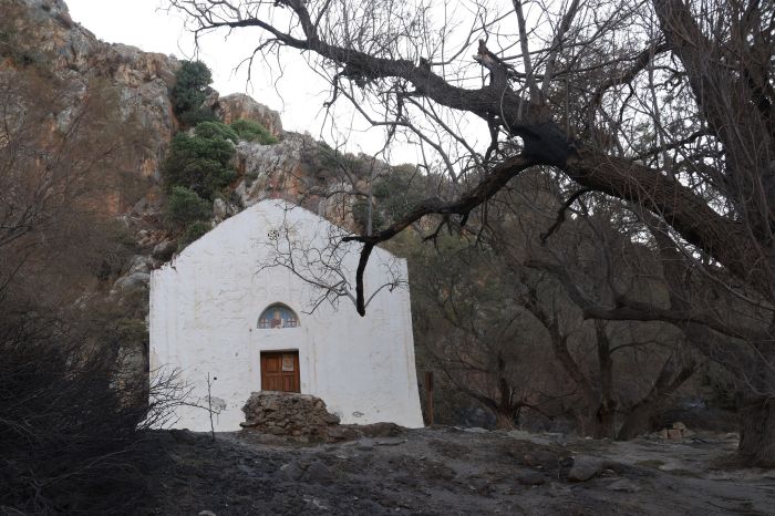 ΟΔΟΙΠΟΡΙΚΟ ΣΤΑ ΚΑΜΕΝΑ  ΤΗΣ ΠΥΡΚΑΓΙΑΣ ΣΤΟ ΡΕΘΥΜΝΟ<br><br>ΦΩΤΟΓΡΑΦΟΣ: ΚΩΣΤΑ ΜΕΤΑΞΑΚΗΣ