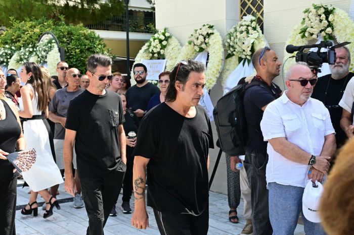 ΕΞΟΔΙΟΣ ΑΚΟΛΟΥΘΙΑ ΤΟΥ ΤΡΑΓΟΥΔΙΣΤΗ ΔΗΜΗΤΡΗ ΚΟΚΟΤΑ