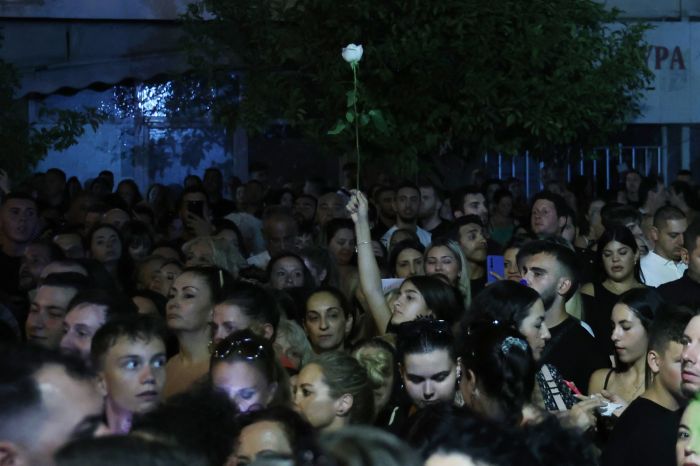 ΛΑΙΚΗ ΑΓΡΥΠΝΙΑ ΚΑΙ ΠΡΟΣΚΥΝΗΜΑ ΣΤΟΝ ΙΕΡΟ ΝΑΟ ΑΓΙΑΣ ΤΡΙΑΔΑΣ ΣΤΗ ΝΙΚΑΙΑ ΓΙΑ ΤΟΝ ΤΡΑΓΟΥΔΙΣΤΗ ΓΙΩΡΓΟ ΜΑΖΩΝΑΚΗ
