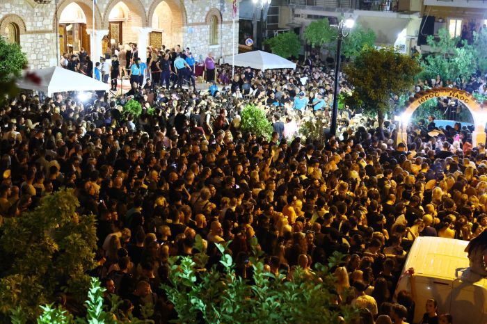 ΛΑΙΚΗ ΑΓΡΥΠΝΙΑ ΚΑΙ ΠΡΟΣΚΥΝΗΜΑ ΣΤΟΝ ΙΕΡΟ ΝΑΟ ΑΓΙΑΣ ΤΡΙΑΔΑΣ ΣΤΗ ΝΙΚΑΙΑ ΓΙΑ ΤΟΝ ΤΡΑΓΟΥΔΙΣΤΗ ΓΙΩΡΓΟ ΜΑΖΩΝΑΚΗ