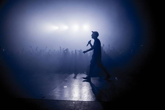 O ΛΕΞ τα λέει «χύμα» και αυτό τον κάνει Νο1 στα Trends του YouTube