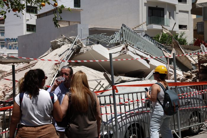 ΑΥΤΟΨΙΑ ΑΠΟ ΚΛΙΜΑΚΙΟ ΤΗΣ ΠΟΛΕΟΔΟΜΙΑΣ ΣΤΟ ΣΗΜΕΙΟ ΤΗΣ ΚΑΤΑΡΡΕΥΣΗΣ ΤΗΣ ΠΟΛΥΚΑΤΟΙΚΙΑΣ ΣΤΑ ΠΕΤΡΑΛΩΝΑ