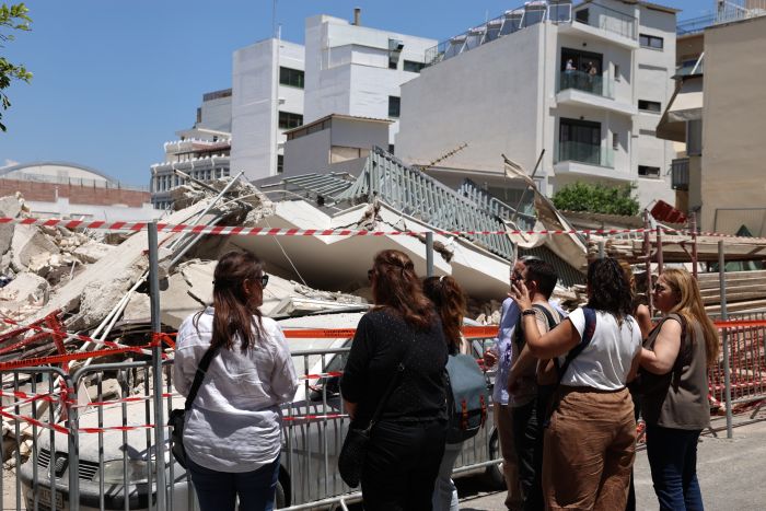 ΑΥΤΟΨΙΑ ΑΠΟ ΚΛΙΜΑΚΙΟ ΤΗΣ ΠΟΛΕΟΔΟΜΙΑΣ ΣΤΟ ΣΗΜΕΙΟ ΤΗΣ ΚΑΤΑΡΡΕΥΣΗΣ ΤΗΣ ΠΟΛΥΚΑΤΟΙΚΙΑΣ ΣΤΑ ΠΕΤΡΑΛΩΝΑ