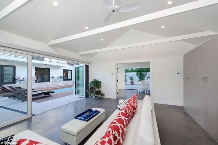 Δεν φαντάζεσαι πόσα χρήματα έβγαλε η Rihanna από την πώληση του σπιτιού της