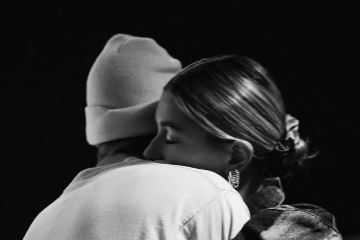 Μέχρι, λοιπόν, να βγουν νεότερα κι ελπίζοντας ότι δε θα έχουμε κι άλλη αναβολή, ο γάμος του ζευγαριού πρόκειται να γίνει μέσα στον Σεπτέμβρη.