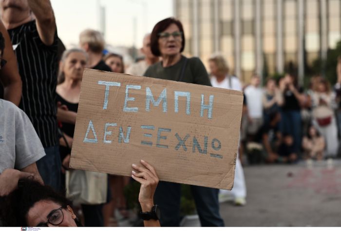 ΣΥΓΚΕΝΤΡΩΣΗ ΣΥΜΠΑΡΑΣΤΑΣΗΣ ΣΤΟΝ ΑΠΕΡΓΟ ΠΕΙΝΑΣ ΠΑΤΕΡΑ ΤΟΥ ΘΥΜΑΤΟΣ ΤΩΝ ΤΕΜΠΩΝ ΝΤΕΝΙ ΡΟΥΤΣΙ ΣΤΟ ΣΥΝΤΑΓΜΑ