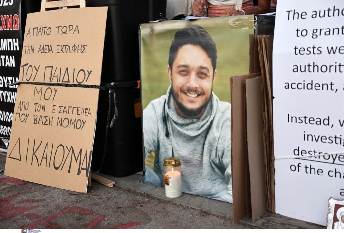 ΣΥΓΚΕΝΤΡΩΣΗ ΣΥΜΠΑΡΑΣΤΑΣΗΣ ΣΤΟΝ ΑΠΕΡΓΟ ΠΕΙΝΑΣ ΠΑΤΕΡΑ ΤΟΥ ΘΥΜΑΤΟΣ ΤΩΝ ΤΕΜΠΩΝ ΝΤΕΝΙ ΡΟΥΤΣΙ ΣΤΟ ΣΥΝΤΑΓΜΑ